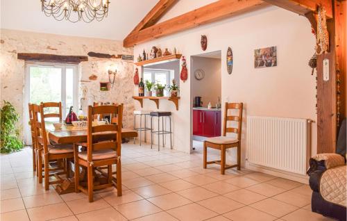 une cuisine et une salle à manger avec une table et des chaises dans l'établissement 3 Bedroom Gorgeous Home In Gondrin, à Gondrin