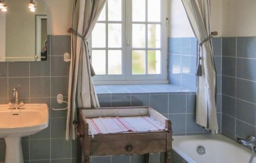 ein Bad mit einer Badewanne, einem Waschbecken und einem Fenster in der Unterkunft 2 Bedroom Nice Home In Breil in Breil