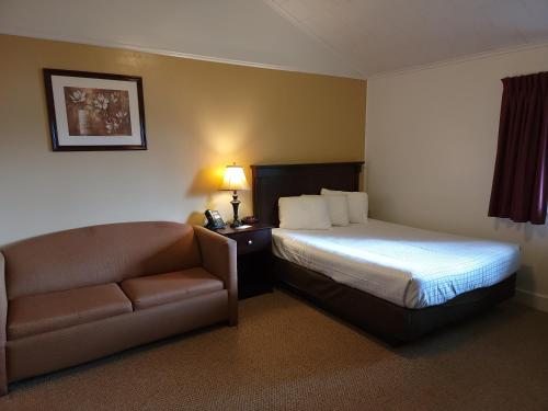 Postel nebo postele na pokoji v ubytování Hickory Grove Motor Inn - Cooperstown