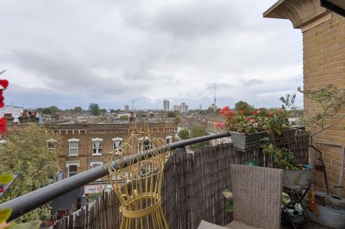 En balkong eller terrasse på Breathtaking 2 Bedroom Apartment with Balcony near Stoke Newington