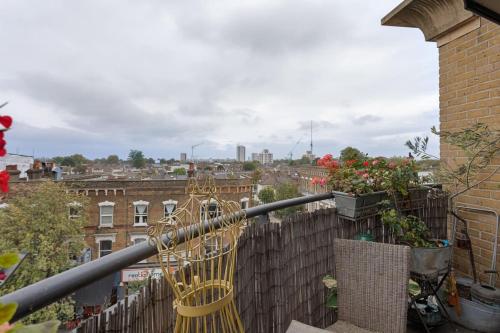 a balcony with a view of a city at Breathtaking 2 Bedroom Apartment with Balcony near Stoke Newington in London