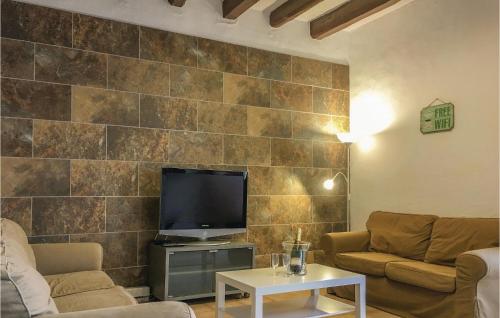 ein Wohnzimmer mit Sofa und Fernseher in der Unterkunft Lovely Apartment In Pineda De Mar in Pineda de Mar