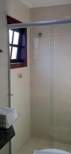a bathroom with a shower with a toilet and a window at Hotel Pousada Laje de Itauna in Saquarema