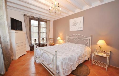 Saint-Martin-de-CastillonにあるNice Home In St Martin De Castillon With 3 Bedrooms, Wifi And Private Swimming Poolのベッドルーム(白いベッド1台、テレビ付)