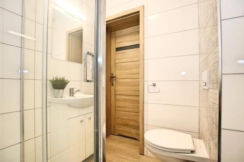 Ett badrum på Apartamenty Baltic16
