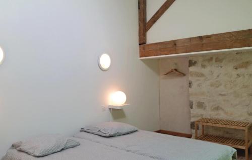 Llit o llits en una habitació de Amazing Home In Narbonne With Sauna