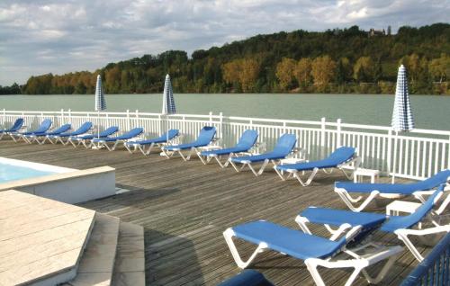 un groupe de chaises assises sur un quai à côté de l'eau dans l'établissement 1 Bedroom Cozy Home In Marciac, à Marciac