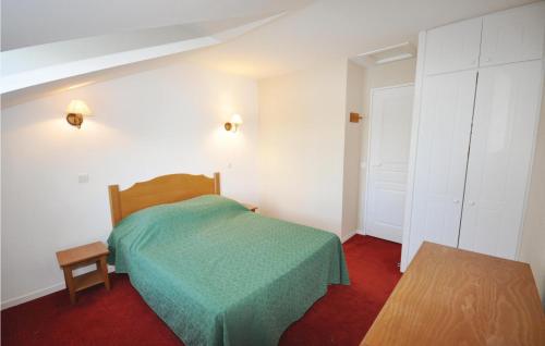 マルシアックにあるGorgeous Home In Marciac With Kitchenetteのベッドルーム1室(緑色のベッド1台付)