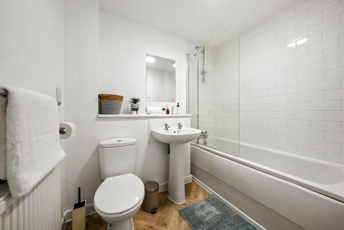 Ένα μπάνιο στο Contemporary, Modern, 2-Bed Apt, Prime Central MK