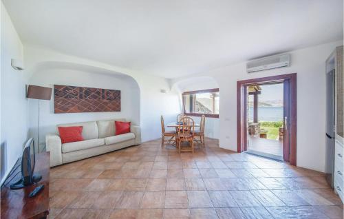 sala de estar con sofá y mesa en Villa Asfodeli en Porto Rotondo