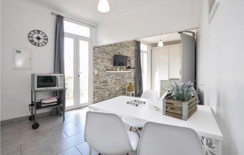 une salle à manger blanche avec une table et des chaises blanches dans l'établissement Cozy Apartment In Nice, à Nice
