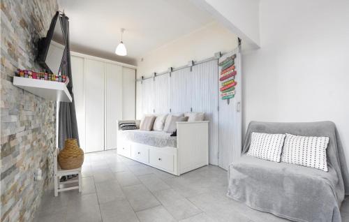 une chambre blanche avec un lit et une chaise dans l'établissement Cozy Apartment In Nice, à Nice