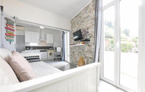 un salon avec un canapé et une cuisine dans l'établissement Cozy Apartment In Nice, à Nice