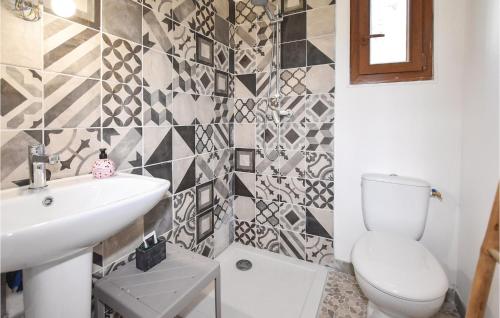 y baño con lavabo y aseo. en Stunning Home In Ste Cecile Les Vignes With Kitchenette, en Sainte-Cécile-les-Vignes