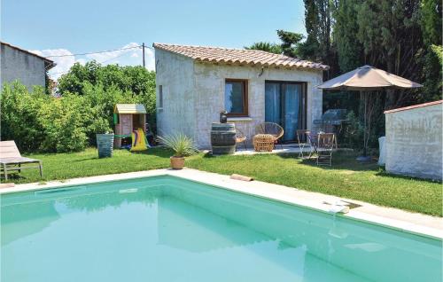 una piscina en un patio con una casa en Stunning Home In Ste Cecile Les Vignes With Kitchenette, en Sainte-Cécile-les-Vignes