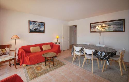 un salon avec un canapé et une table dans l'établissement Gorgeous Apartment In Saint Raphael, à Saint-Raphaël