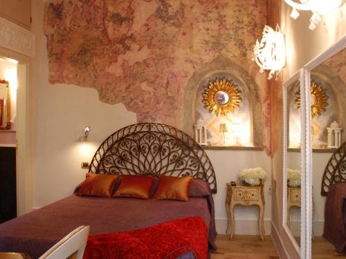 sypialnia z łóżkiem z mapą na ścianie w obiekcie B&B Mr. My Resort we Florencji