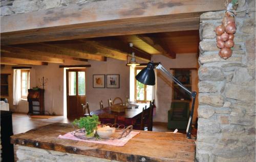 un salon avec une table et un mur en pierre dans l'établissement Holiday Home Moelan Sur Mer With A Fireplace 356, à Moëlan-sur-Mer