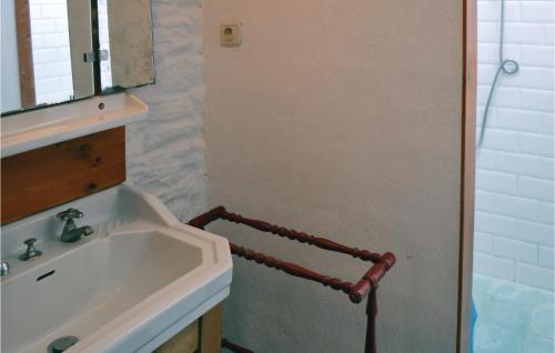 モエラン・シュル・メールにあるStunning Home In Moelan Sur Mer With 3 Bedroomsのバスルーム(洗面台、鏡付)