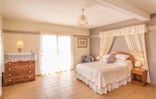 Beautiful Home In Torremanzanas With Wifi tesisinde bir odada yatak veya yataklar