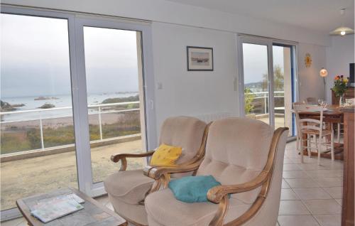 Penvénanにある3 Bedroom Lovely Home In Penvenanのリビングルーム(椅子2脚付)が備わり、海の景色を望めます。