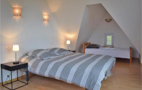 En eller flere senge i et værelse på Amazing Home In Penvenan With Ethernet Internet