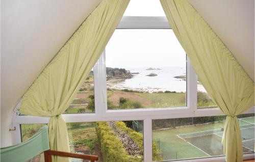 Penvénanにある3 Bedroom Lovely Home In Penvenanの海が見える窓のある部屋