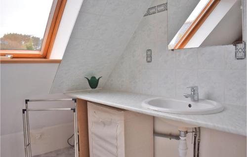 Et badeværelse på Amazing Home In Penvenan With Ethernet Internet