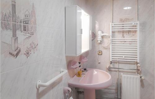 ห้องน้ำของ 2 Bedroom Amazing Apartment In Tossa De Mar