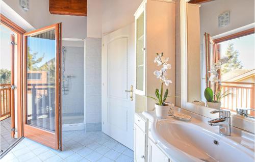 a bathroom with a tub and a sink and a window at Beautiful Home In Fai Della Paganella With 2 Bedrooms And Wifi in Fai della Paganella