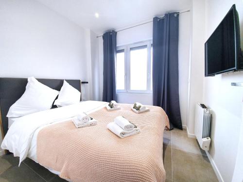 une chambre avec un lit avec des serviettes dessus dans l'établissement Home in Paris - Paris East, à Paris