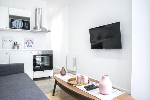 un salon avec un canapé et une table dans l'établissement Home in Paris - Paris East, à Paris