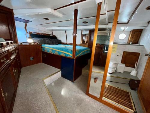 a room with a bunk bed on a boat at salidas en barco in Premiá de Mar