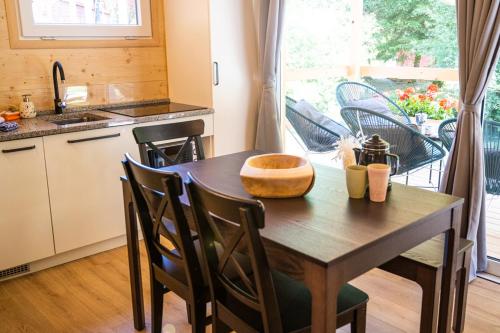 cocina y comedor con mesa y sillas en Camping Jungfrau en Lauterbrunnen