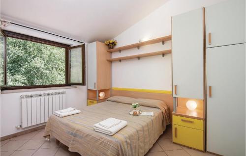 1 dormitorio con cama y ventana en Tevere, en Orte