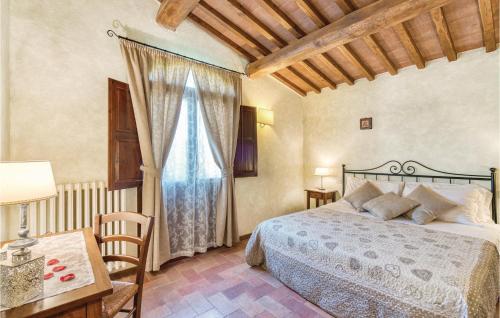 Schlafzimmer mit einem Bett, einem Tisch und einem Fenster in der Unterkunft Gallonero 2 in Tavarnelle in Val di Pesa