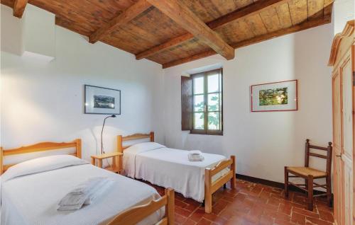 um quarto com duas camas e uma janela em Case Segale em Porcigatone