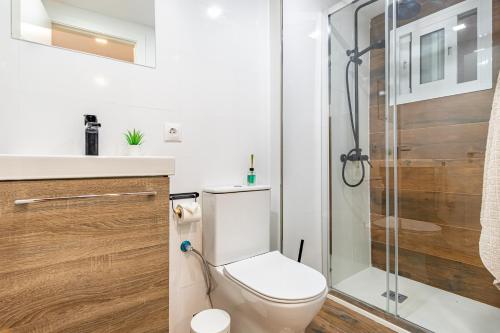 a bathroom with a toilet and a shower at Arena Happy in Fuengirola