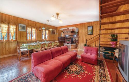 Una sala de estar con un sofá rojo y una mesa. en Panorama Sulle Dolomiti, en SantʼAntonio Tortal