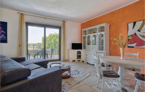 una sala de estar con un sofá y una mesa en Beautiful Home In Piansano Vt, en Piansano