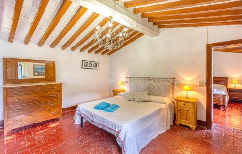 Casa Firma في Casoli: غرفة نوم مع سرير وخزانة في غرفة
