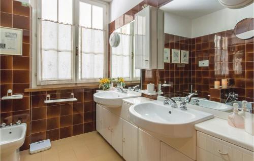 een badkamer met 2 wastafels en 2 spiegels bij Il Piazzone in Monte San Savino