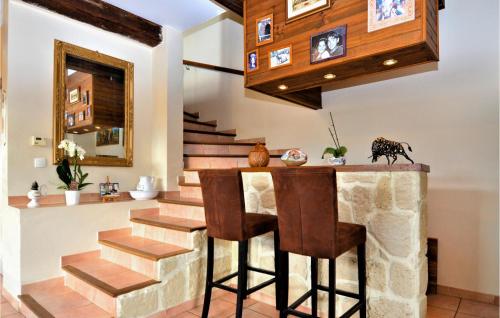 - un bar au milieu d'un salon avec des escaliers dans l'établissement Cozy Home In Vauvert With Wifi, à Vauvert