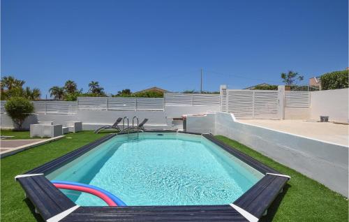 ein Pool mit einer Bank im Hof in der Unterkunft Casa Del Mar in Marina di Ragusa