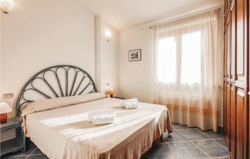 a bedroom with a bed with two towels on it at Lovely Home In Ca- With Wifi in Monte Nai