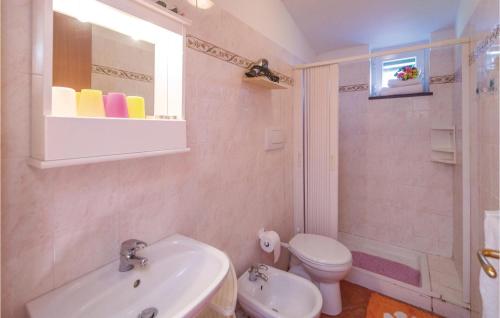 BraccoにあるPian Dellaia 2の白いバスルーム(洗面台、トイレ付)