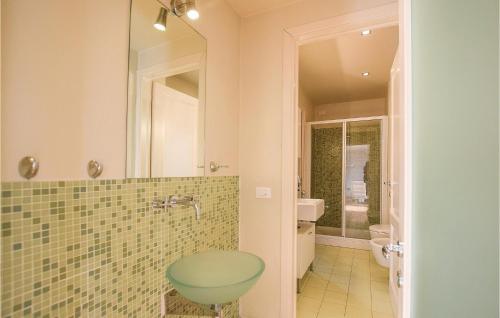 uma casa de banho com um lavatório verde e um WC em Villino Anna em Viareggio
