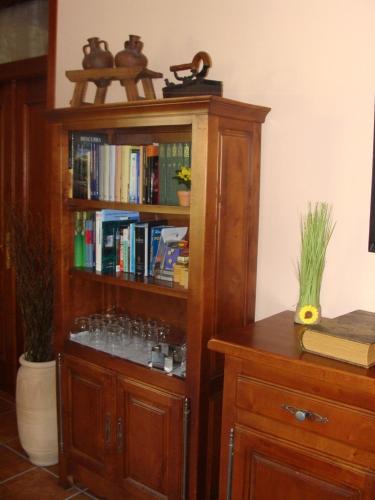 a book shelf with glasses in it next to a table at Alojamiento Rural La Henera in San Juan de Ortega