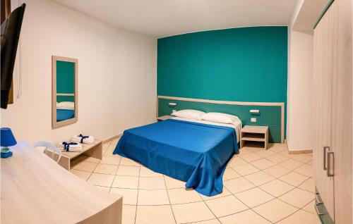 Un dormitorio con una cama azul y una pared verde en Pet Friendly Home In Sangineto Lido With Kitchen, en Belvedere Marittimo