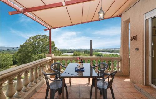un patio avec une table et des chaises sur un balcon dans l'établissement Gorgeous Home In Montaren Et St Mediers, à Labaume